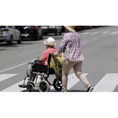 El 77% de las personas cuidadoras a dependientes es mujer y solo el 2% tiene formación para ello en Pamplona