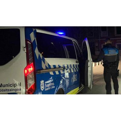 Choca contra un árbol en Pamplona, da positivo en alcohol y acaba investigado por la policía