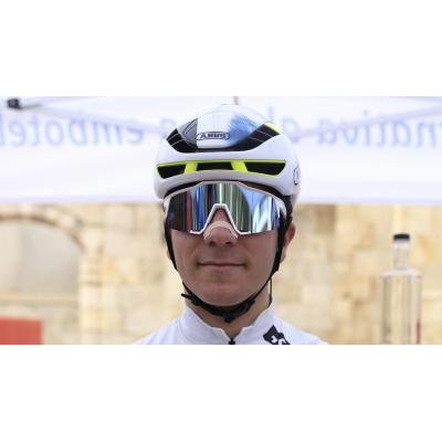 Cian Uijtdebroeks (Movistar Team) sufre una fisura en la cabeza del radio del codo izquierdo tras su caída en Valencia