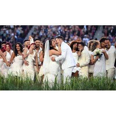 Unas invitaciones de boda que sobraban terminan con los novios casándose en pleno show de Bad Bunny en la Super Bowl
