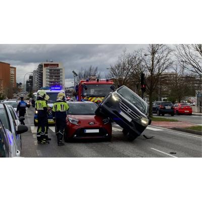 Un coche acaba encima de otro frente a la UPNA