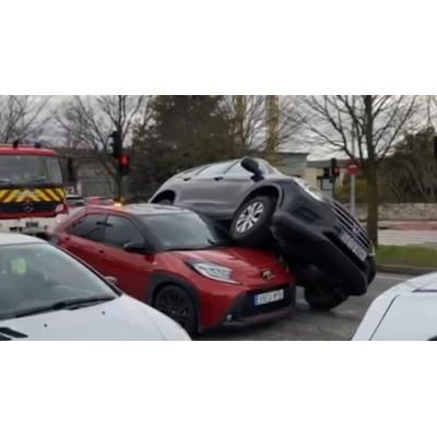 Vídeo de un coche encima de otro frente a la UPNA