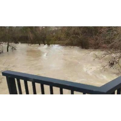 Vídeo del río Elorz a su paso por Imárcoain, este martes, crecido por las lluvias