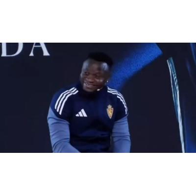 El Zaragoza ficha a un nigeriano y en su presentación ocurre algo surrealista