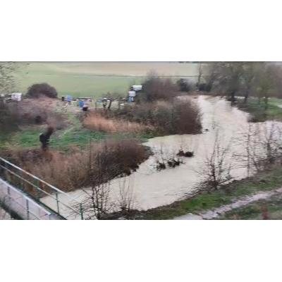 Vídeo del río Elorz ya desbordado y salido de su cauce a su paso por Torres