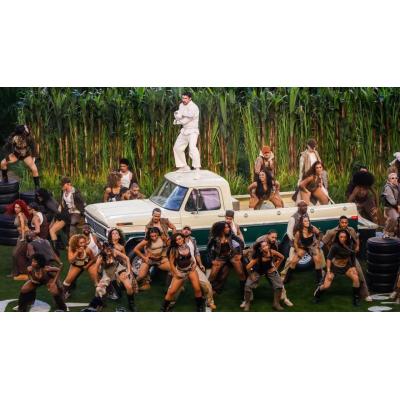 Congresistas republicanos piden multar a Bad Bunny por las "innombrables depravaciones" de su actuación