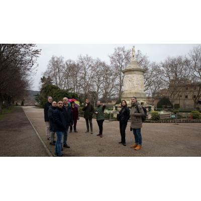 Asiron se va de excursión y visita las estatuas desterradas de Sarasate en su nueva ubicación