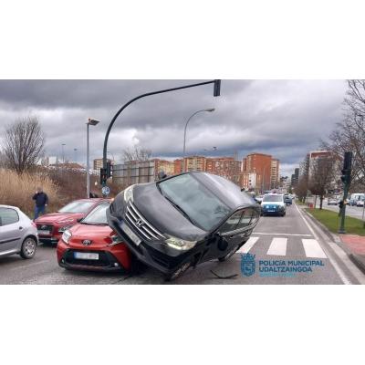 Espectacular colisión frente a la UPNA sin heridos