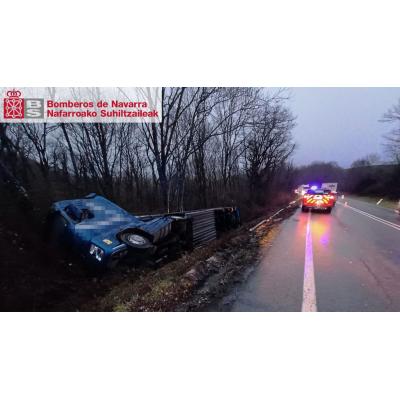 Salida de vía en una carretera navarra: un camionero queda atrapado y los bomberos intervienen para evitar un derrame