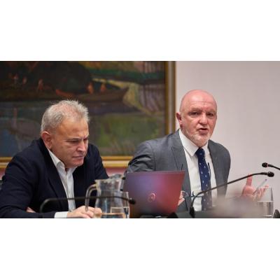 Vídeo del rifirrafe entre Cerdán y Esparza en el Parlamento de Navarra
