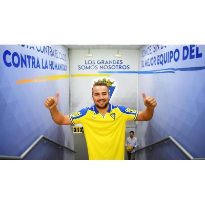 El exjugador de Osasuna Ontiveros, señalado por una leyenda del Cádiz: "Parece que le gustan más los phoskitos que otra cosa"