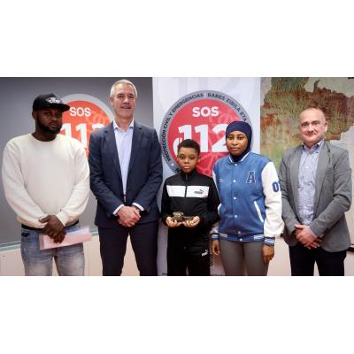 Un niño de 10 años, premiado en Navarra por alertar al 112 y salvar la vida de su madre en una fuga de gas
