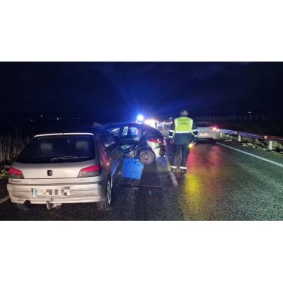 Grave accidente entre dos coches en la carretera de un pueblo de Navarra con dos personas heridas