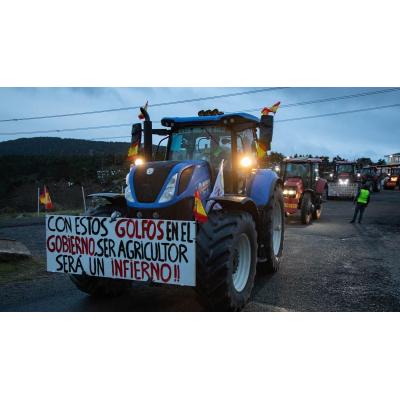 Miles de agricultores, ganaderos y 300 tractores recorren Madrid en protesta por el acuerdo de la UE con Mercosur