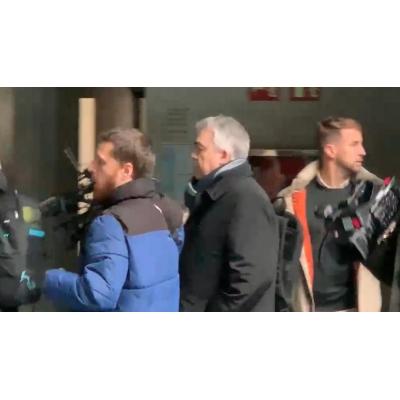 Vídeo: Santos Cerdán atraviesa el patio del Parlamento de Navarra, donde María Chivite se cuadraba ante él cuando era diputado