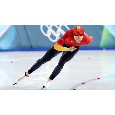 Daniel Milagros compitiendo en patinaje de velocidad sobre hielo en los Juegos Olímpicos de Invierno