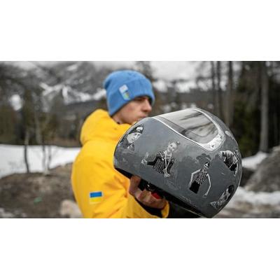 Vetado por usar un casco con imágenes de deportistas asesinados por Rusia