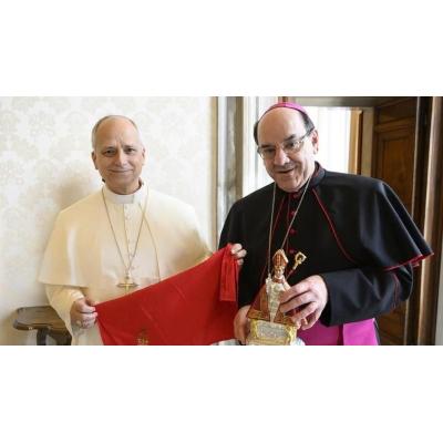 Navarra, en el Vaticano: Roselló regala al papa León XIV símbolos de Pamplona