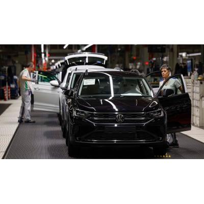 Volkswagen Navarra hará fijos a 93 eventuales y no despedirá a nadie "en este momento"
