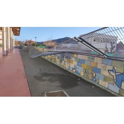 El viento derriba parte del vallado del colegio Remontival en Estella - Lizarra