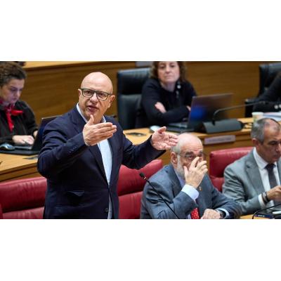 El consejero Gimeno sostiene que la ley que garantiza los empleos de los profesores de religión en centros públicos es "injusta y discriminatoria"