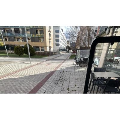 Una panadería de Sarriguren denuncia el mal estado del pavimento en su terraza