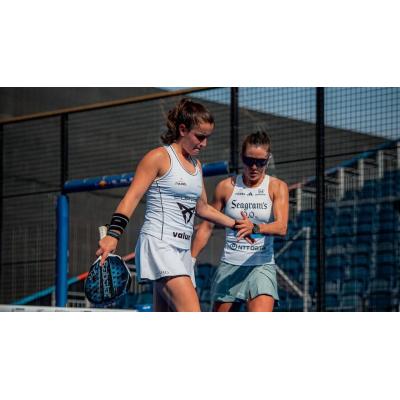 Las número 1 frenan a Martina Calvo y a Marta Ortega