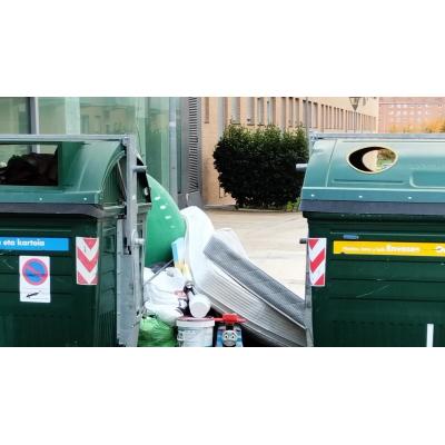 ¡Alto!, las manos en la basura