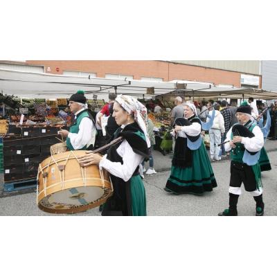 El mercadillo de Landaben programa, hasta junio, cuatro actuaciones musicales los primeros domingos de mes para animar los puestos de venta
