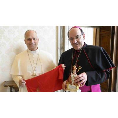 El Papa León XIV ya tiene su San Fermín: el regalo del arzobispo de Pamplona en el Vaticano