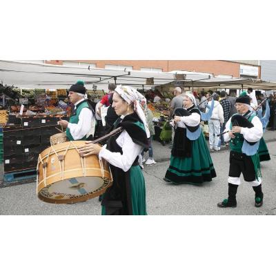 El mercadillo de Landaben programa cuatro actuaciones musicales los primeros domingos de mes para animar los puestos de venta