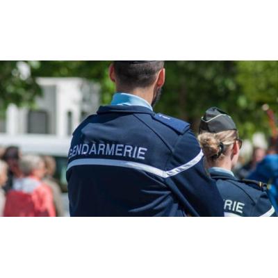 Un hombre armado con un cuchillo intenta atacar a un gendarme en París