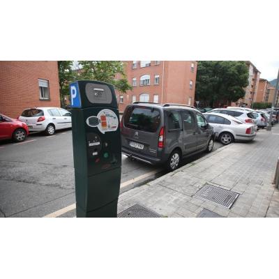 El Ayuntamiento estudia ampliar la zona azul regulada en la Rochapea Sur y cubrir las 24 horas toda la semana