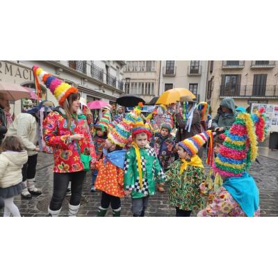 El carnaval de Lizarra Ikastola llena de color las calles de la ciudad del Ega