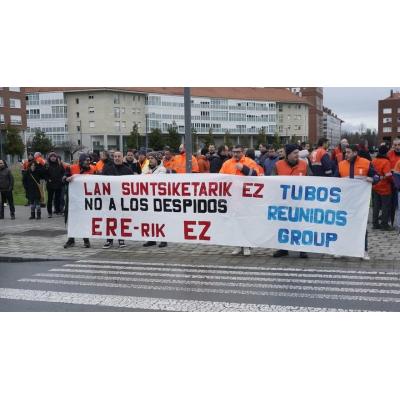 Concentración de trabajadores de Tubos Reunidos frente al Gobierno Vasco