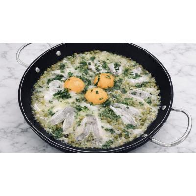 Cómo cocinar unas kokotxas de merluza con guisantes y huevos
