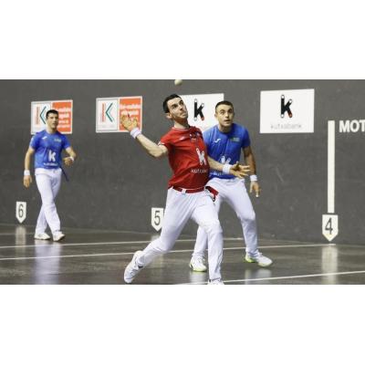 En imágenes: Altuna III-Ezkurdia ganan a Larrazabal-Eskiroz en el partido del Campeonato de Parejas disputado en el Atano III de Donostia.