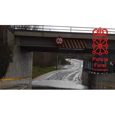 Las intensas lluvias y las crecidas causan las primeras incidencias en las carreteras navarras