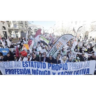 Miles de médicos se manifiestan en Madrid por un estatuto propio y alertan de más paros