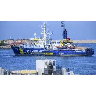 Italia vuelve a detener a un barco de salvamento de la ONG SOS Humanity tras un rescate en el Mediterráneo