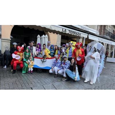 El carnaval Variopinto de Estella-Lizarra pasa de la lluvia y se viste de alegría