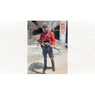 Policía Foral incauta una ballesta de fabricación casera al actuar en un domicilio por un emergencia sanitaria