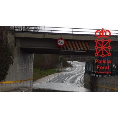 Máxima precaución: el aumento del caudal del Arga en Pamplona obliga a cerrar un tramo de la NA-130