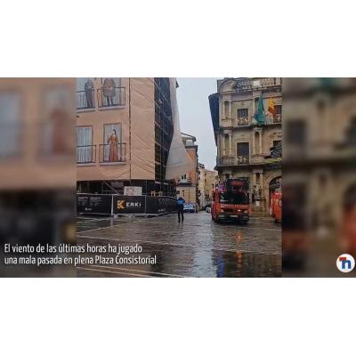 El viento juega una mala pasada en plena Plaza Consistorial de Pamplona