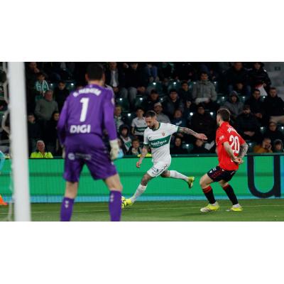 Osasuna frena su escalada y se agarra a Sergio Herrera para salvar los muebles ante el Elche