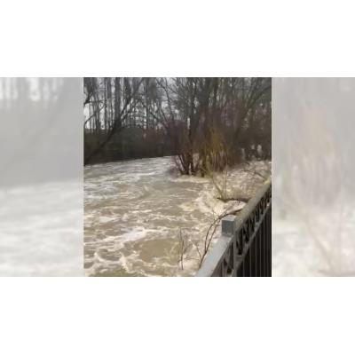 El río Ultzama baja con fuerza a su paso por el batán de Villava