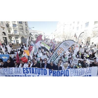 Miles de médicos se manifiestan en Madrid por un estatuto propio y avisan de más paros
