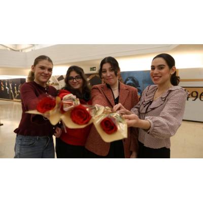 San Valentín solidario en la Universidad de Navarra: alumnos reparten miles de rosas por las víctimas de trata