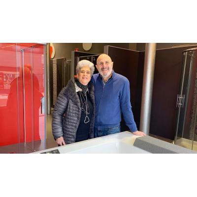 Los hermanos que dicen adiós a la tienda que abrió su padre en Pamplona: “Esto hay que vivirlo y sentirlo"
