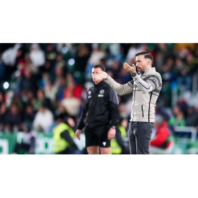 El monumental cabreo del entrenador del Elche con un jugador de Osasuna: "Hay tramposos"